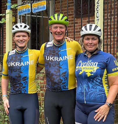 George Kentas su žmona ir sūnumi dviračiais nuvažiavo 7 000 km rinkdami pinigus Ukrainai George Kentas su žmona ir sūnumi dviračiais nuvažiavo 7 000 km rinkdami pinigus Ukrainai