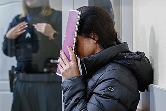 Justina Gaigalaitė atvežta į Panevėžio apygardos teismą