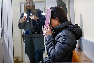 Justina Gaigalaitė atvežta į Panevėžio apygardos teismą