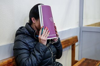 Justina Gaigalaitė atvežta į Panevėžio apygardos teismą