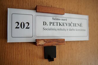 Seime FNTT atlieka kratas Remigijaus Žemaitaičio ir Daivos Petkevičienės kabinetuose