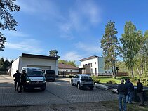 Policijos pareigūnai prie Remigijaus Žemaitaičio namų