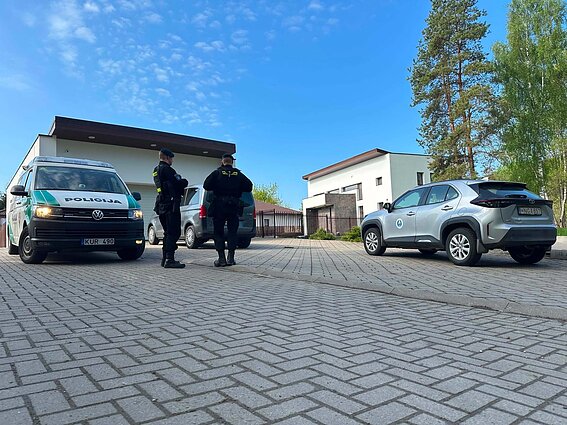 Policijos pareigūnai prie Remigijaus Žemaitaičio namų Policijos pareigūnai prie Remigijaus Žemaitaičio namų