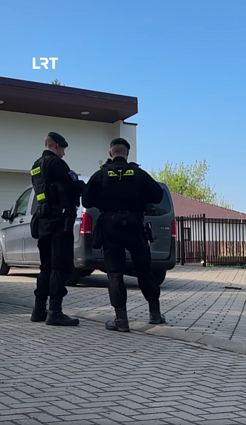Prie Žemaitaičio namų – policija, Seime – FNTT kratos