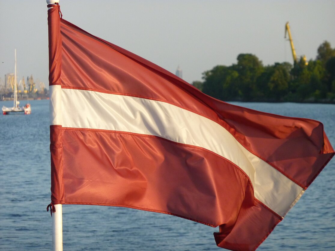 Flaga Łotwy