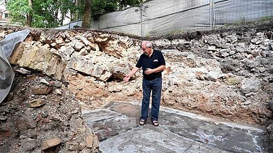Dr. Jonas Seligmanas prie sinagogos kasinėjimų Dr. Jonas Seligmanas prie sinagogos kasinėjimų