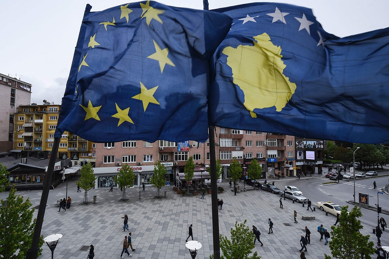 ES ir Kosovo vėliavos