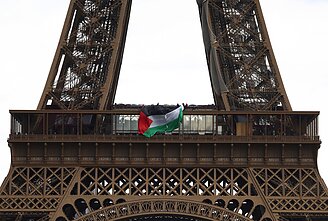 Prancūzijoje dėl palestiniečių vėliavos ant Eifelio bokšto sulaikyti šeši žmonės