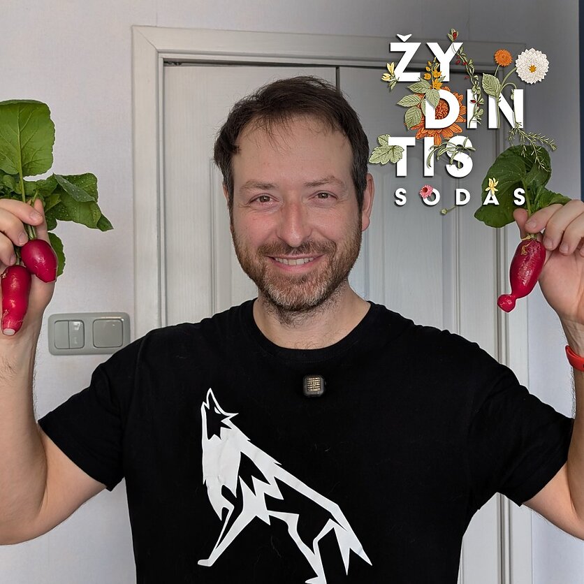 Iš asmeninio Algirdo Gurevičiaus archyvo., Bute daržą turintis programuotojas, keliautojas Algirdas Gurevičius.