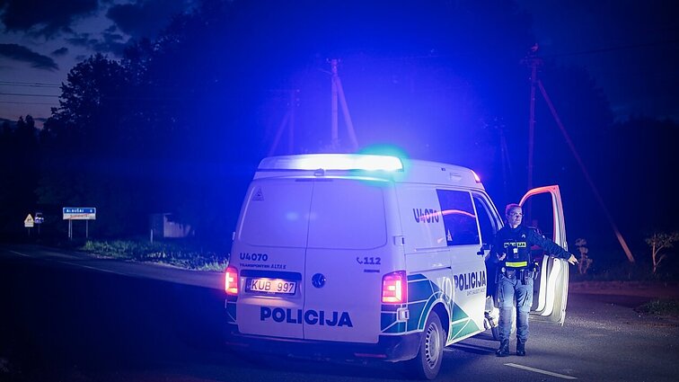 Nukritusio drono vietoje tęsiami darbai, pravažiuoti norintys gyventojai apgręžiami