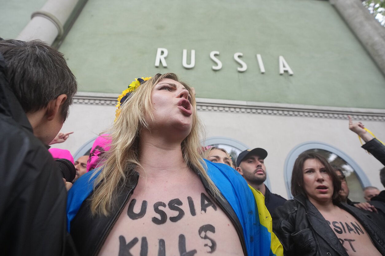 Протест Pussy Riot и Femen на открытие российского павильона на Венецианской биеннале Протест Pussy Riot и Femen на открытие российского павильона на Венецианской биеннале
