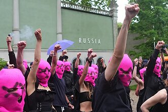 „Pussy Riot“ ir FEMEN priešais Rusijos paviljoną Venecijos bienalėje surengė protestą „Pussy Riot“ ir FEMEN priešais Rusijos paviljoną Venecijos bienalėje surengė protestą