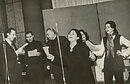 Iš kairės: Juozas Rygertas, Arnas Rosenas, Jonas Kavaliauskas, Agnė Eglė Gregorauskaitė, Regina Paliukaitytė. Repeticija vyksta Radijo koncertų įrašų studijoje. 1974 m. 