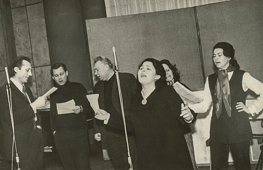 Iš kairės: Juozas Rygertas, Arnas Rosenas, Jonas Kavaliauskas, Agnė Eglė Gregorauskaitė, Regina Paliukaitytė. Repeticija vyksta Radijo koncertų įrašų studijoje. 1974 m. 