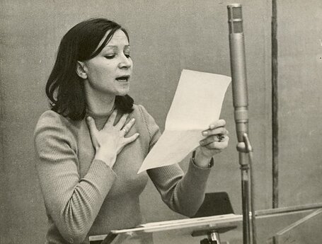 Aldona Janušauskaitė-Dausienė repetuoja „Prometėjo pasmerkimą“ Radijo koncertų įrašų studijoje.  