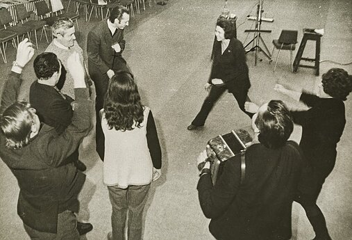 Aleksandras Kernagis (antras iš kairės), Vytautas Dumšaitis, Juozas Rygertas, centre Regina Paliukaitytė-Guobienė. 1972 m. 