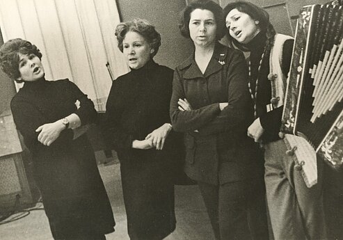 Kristina Gudonytė,  Regina Paliukaitytė-Guobienė (trečia iš kairės), Genovaitė Ciplinskaitė. 1972 m. 