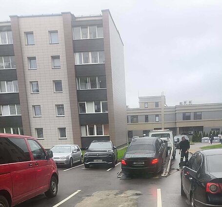 Iš kiemo buvo išgabentas prabangus „Mercedes“ automobilis su numeriais „3AKOH“