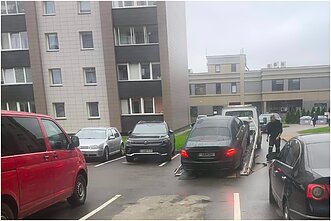 Iš kiemo buvo išgabentas automobilis prabangus „Mercedes“ su numeriais „3AKOH“