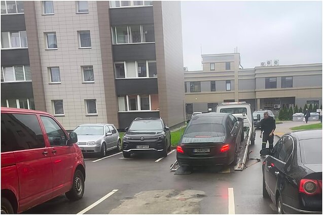 Iš kiemo buvo išgabentas prabangus „Mercedes“ automobilis su numeriais „3AKOH“