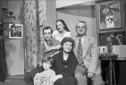 Priekyje (iš kairės): S. Pajarskas, Birutė Raubaitė, Leonardas Zelčius, antroje eilėje – Valentinas Masalskis ir Stasė Ivanauskaitė. 1979 m.