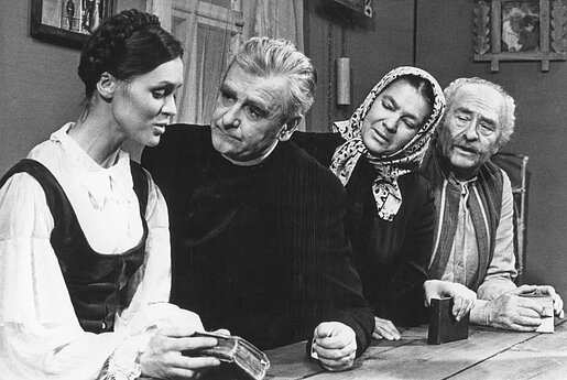 Iš kairės: Rita  Knizikevičiūtė, Vytautas Dumšaitis, Povilas Saudargas. 1977 m.