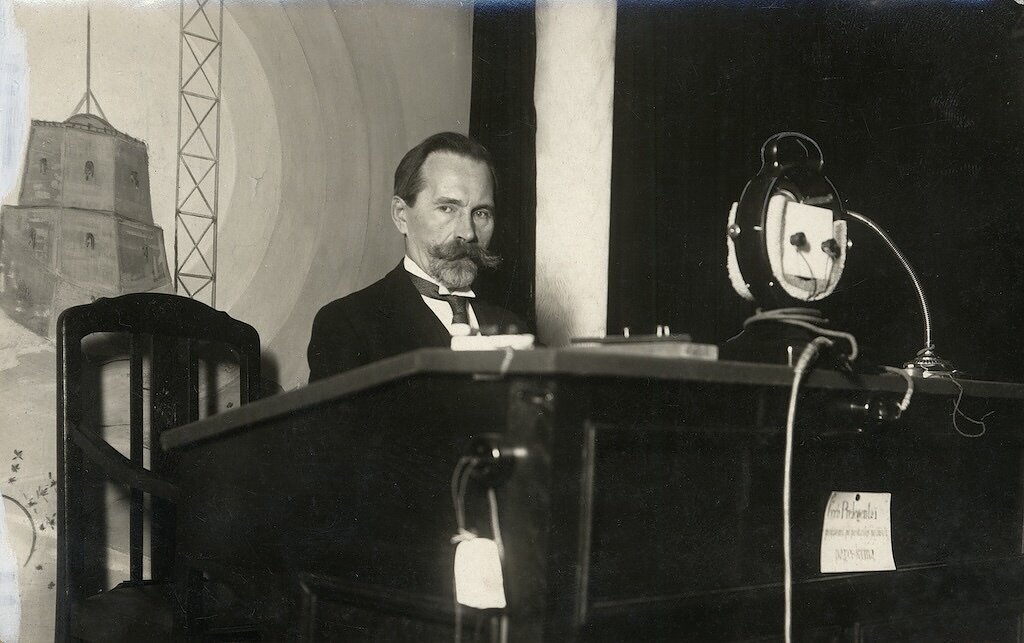 Respublikos prezidentas Antanas Smetona Naujųjų Metų dieną radiofone. „Karys“, 1932 m. sausio 7 d. Respublikos prezidentas Antanas Smetona Naujųjų Metų dieną radiofone. „Karys“, 1932 m. sausio 7 d.