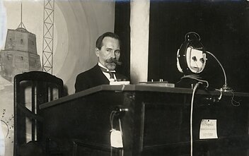 Respublikos prezidentas Antanas Smetona Naujųjų Metų dieną radiofone. „Karys“, 1932 m. sausio 7 d. 