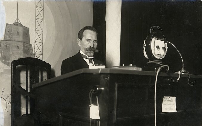 Respublikos prezidentas Antanas Smetona Naujųjų Metų dieną radiofone. „Karys“, 1932 m. sausio 7 d. Respublikos prezidentas Antanas Smetona Naujųjų Metų dieną radiofone. „Karys“, 1932 m. sausio 7 d.