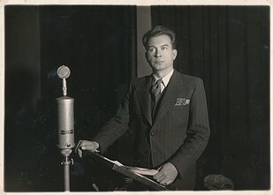 Operos solistas Antanas Kučingis radiofone Kaune, 1938 m. Aut. Mejeris Smečechauskas Operos solistas Antanas Kučingis radiofone Kaune, 1938 m. Aut. Mejeris Smečechauskas