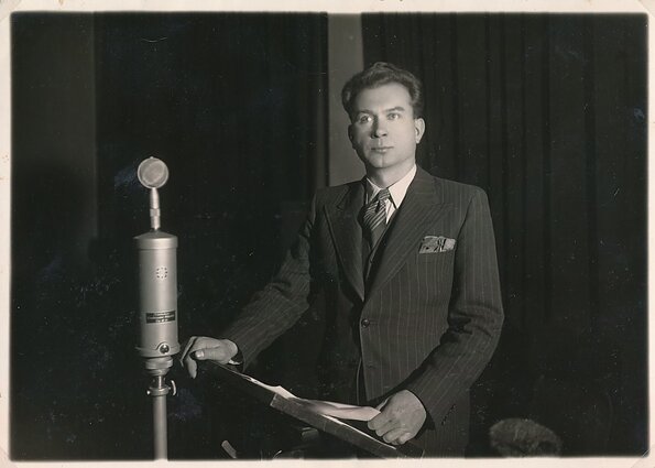 Operos solistas Antanas Kučingis radiofone Kaune, 1938 m. Aut. Mejeris Smečechauskas Operos solistas Antanas Kučingis radiofone Kaune, 1938 m. Aut. Mejeris Smečechauskas