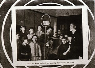 Radijo laidos „Vaikų kampelis” dalyviai Kauno radiofone. 1933 m. Prie mikrofono – Petras Biržys ir pranešėjas Petras Babickas Radijo laidos „Vaikų kampelis” dalyviai Kauno radiofone. 1933 m. Prie mikrofono – Petras Biržys ir pranešėjas Petras Babickas