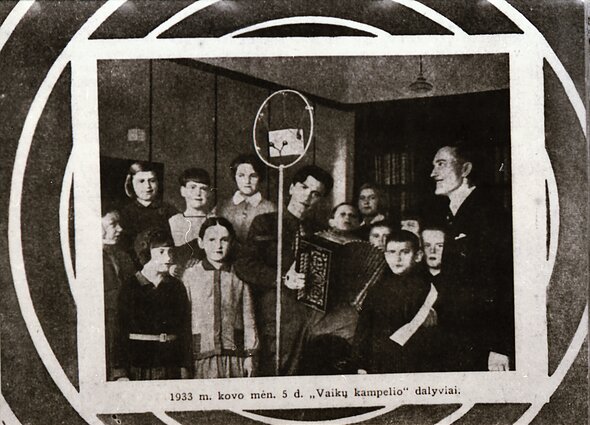 Radijo laidos „Vaikų kampelis” dalyviai Kauno radiofone. 1933 m. Prie mikrofono – Petras Biržys ir pranešėjas Petras Babickas Radijo laidos „Vaikų kampelis” dalyviai Kauno radiofone. 1933 m. Prie mikrofono – Petras Biržys ir pranešėjas Petras Babickas
