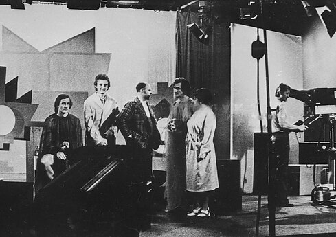 Iš kairės: Algis Matulionis, Petras Venslovas, režisierius Bronius Talačka, Valentinas Masalskis, Regina Marija Varnaitė-Eidukaitienė.  1977 m. 