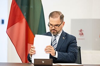 Pasirašyti susitarimai su Lazdijų ir Jurbarko rajono savivaldybėmis dėl papildomo finansavimo, proporcingo naujai įsteigto Kapčiamiesčio poligono ir išplėsto Tauragės poligono dydžiui. Pasirašyti susitarimai su Lazdijų ir Jurbarko rajono savivaldybėmis dėl papildomo finansavimo, proporcingo naujai įsteigto Kapčiamiesčio poligono ir išplėsto Tauragės poligono dydžiui.