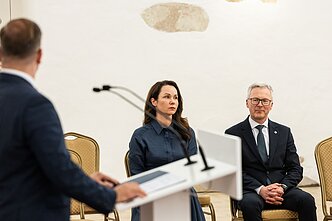Pasirašyti susitarimai su Lazdijų ir Jurbarko rajono savivaldybėmis dėl papildomo finansavimo, proporcingo naujai įsteigto Kapčiamiesčio poligono ir išplėsto Tauragės poligono dydžiui. Pasirašyti susitarimai su Lazdijų ir Jurbarko rajono savivaldybėmis dėl papildomo finansavimo, proporcingo naujai įsteigto Kapčiamiesčio poligono ir išplėsto Tauragės poligono dydžiui.