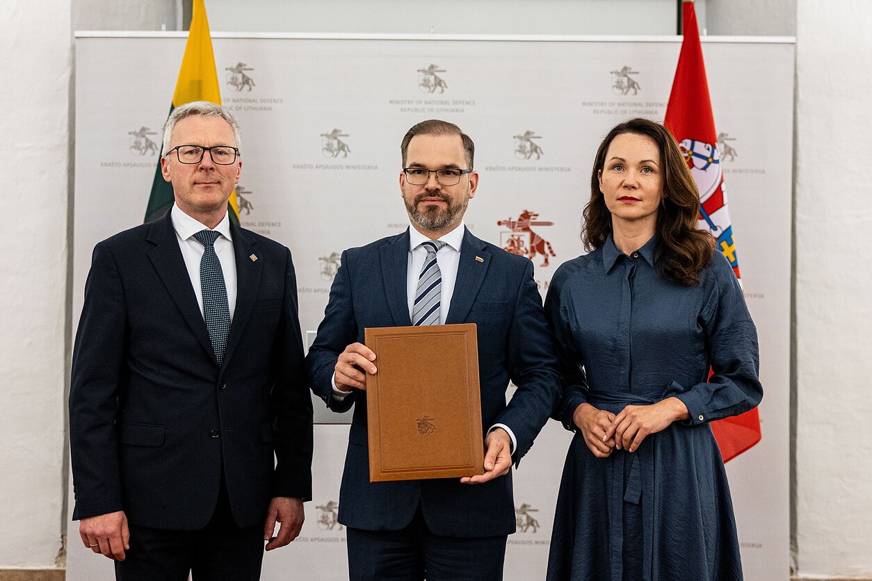Pasirašyti susitarimai su Lazdijų ir Jurbarko rajono savivaldybėmis dėl papildomo finansavimo, proporcingo naujai įsteigto Kapčiamiesčio poligono ir išplėsto Tauragės poligono dydžiui. Pasirašyti susitarimai su Lazdijų ir Jurbarko rajono savivaldybėmis dėl papildomo finansavimo, proporcingo naujai įsteigto Kapčiamiesčio poligono ir išplėsto Tauragės poligono dydžiui.