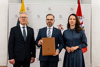 Pasirašyti susitarimai su Lazdijų ir Jurbarko rajono savivaldybėmis dėl papildomo finansavimo, proporcingo naujai įsteigto Kapčiamiesčio poligono ir išplėsto Tauragės poligono dydžiui.