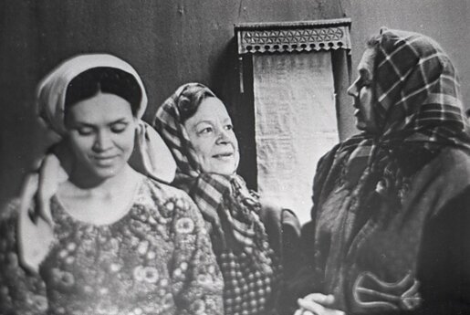 Iš kairės: Rita  Knizikevičiūtė, Ona Knapkytė-Juknevičienė. 1977 03 08 