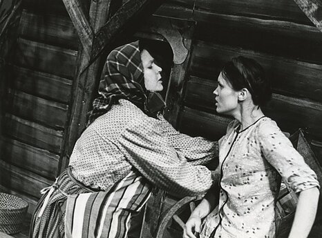 Agnė Eglė Gregorauskaitė (kairėje) ir Rita  Knizikevičiūtė. 1977 03 08