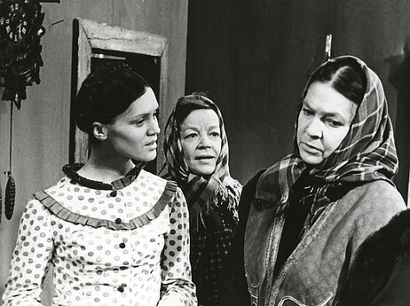Iš kairės: Rita  Knizikevičiūtė, Ona Knapkytė-Juknevičienė, Lidija Kupstaitė-Drobnienė. 1977 03 08