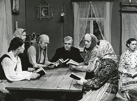 Iš kairės: Rita  Knizikevičiūtė, Lidija Kupstaitė-Drobnienė, Povilas Saudargas, Vytautas Vaclovas Dumšaitis, Ona Juodytė-Chadaravičienė, A. Vilkevičienė, Rasa Kirkilionytė. 1977 03 08
