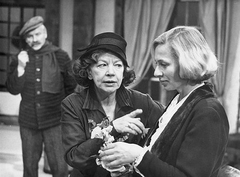Ona Knapkytė-Juknevičienė (kairėje), Elvyra Žebertavičiūtė. 1977 m.