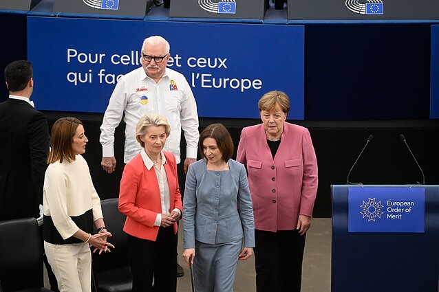 Patlament Europejski, Prezydent Mołdawii Maia Sandu (środek), przewodnicząca Parlamentu Europejskiego Roberta Metsola (po lewej), przewodnicząca Komisji Europejskiej Ursula von der Leyen (środek po lewej), były lider Solidarności i były prezydent Polski Lech Wałęsa (z tyłu) oraz była kanclerz Niemiec Angela Merkel (z prawa) Patlament Europejski, Prezydent Mołdawii Maia Sandu (środek), przewodnicząca Parlamentu Europejskiego Roberta Metsola (po lewej), przewodnicząca Komisji Europejskiej Ursula von der Leyen (środek po lewej), były lider Solidarności i były prezydent Polski Lech Wałęsa (z tyłu) oraz była kanclerz Niemiec Angela Merkel (z prawa)