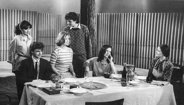 Eglė Tulevičiūtė (stovi), Gediminas Storpirštis, Ilona Balsytė, Ramūnas Abukevičius, Liucija Buckuvienė, Aldona Janušauskaitė. 1987 m. 