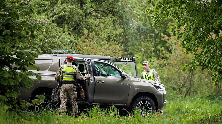 Instruktoriui klausimų kelia drono trajektorija: panašu į „netikros vėliavos“ operaciją
