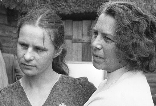 Vilija Grigaitytė (kairėje) ir Regina Paliukaitytė.  1985 m.