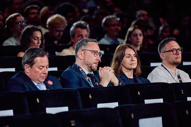 Kanuose įvyko Arno Balčiūno trumpametražio filmo „Klasės nuotrauka“ pasaulinė premjera Kanuose įvyko Arno Balčiūno trumpametražio filmo „Klasės nuotrauka“ pasaulinė premjera