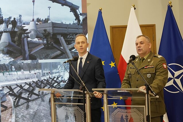 Szef Sztabu Sił Zbrojnych RP, gen. Wiesław Kukula (z prawej), oraz wiceminister obrony Cezary Tomczyk Szef Sztabu Sił Zbrojnych RP, gen. Wiesław Kukula (z prawej), oraz wiceminister obrony Cezary Tomczyk