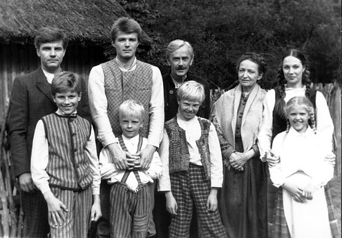 Antroje eilėje (iš kairės): Kęstutis Žilinskas, Dalius Mertinas, Valdas Jatautis, Danutė Juronytė-Zelčiuvienė. 1988 m. 